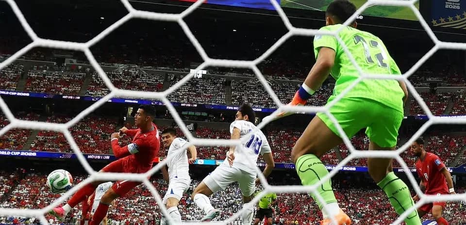 Jugadores compitiendo por el balón en partido