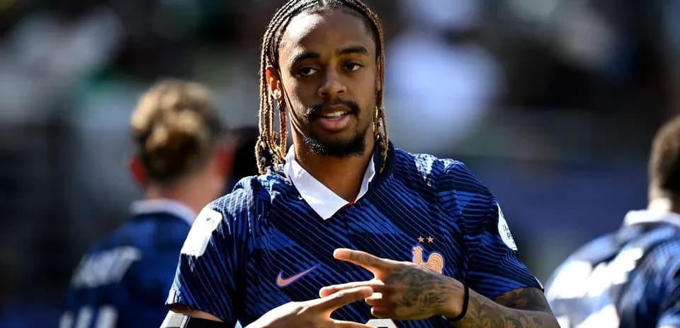 Jugador de Francia posando durante el calentamiento