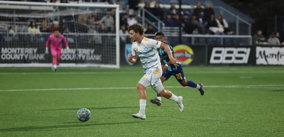 Jugador de Monterey Bay avanzando con el balón