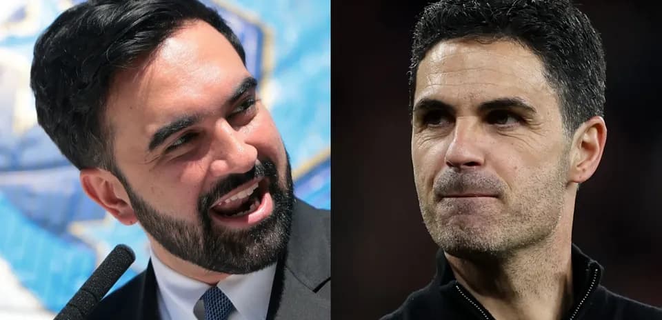 Dos hombres en un evento, uno hablando y otro serio