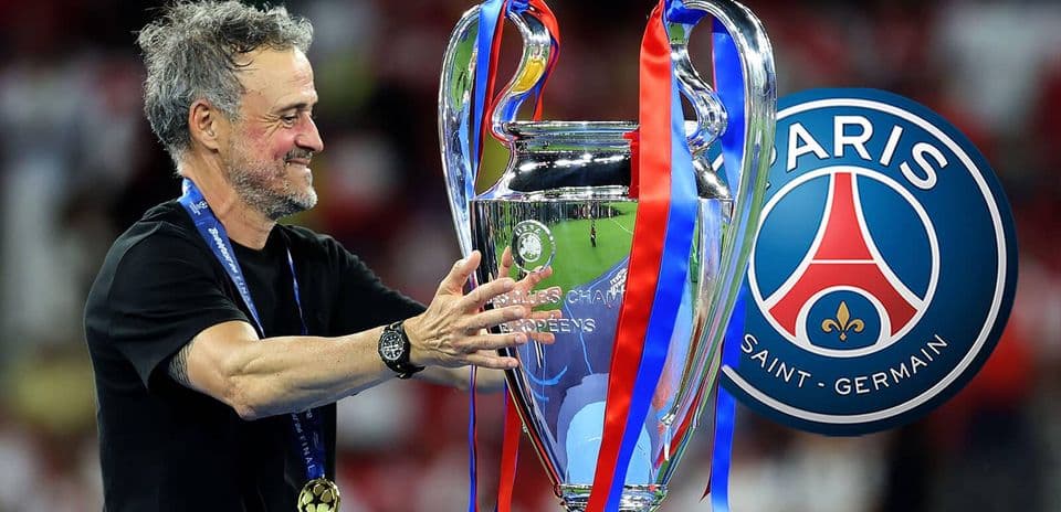 Entrenador sosteniendo la Champions League con PSG