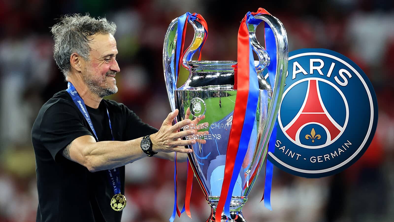 Entrenador sosteniendo la Champions League con PSG