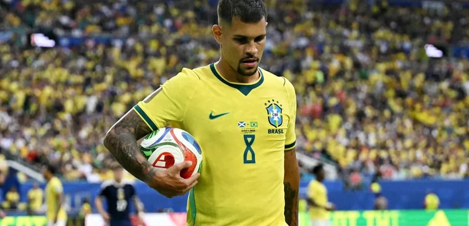Jugador de Brasil sosteniendo un balón en el campo