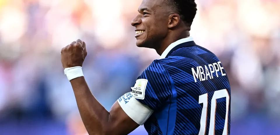 Jugador celebrando un gol durante el partido