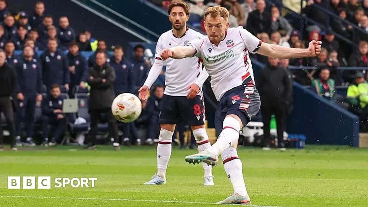 Jugador de Bolton ejecutando un tiro a puerta