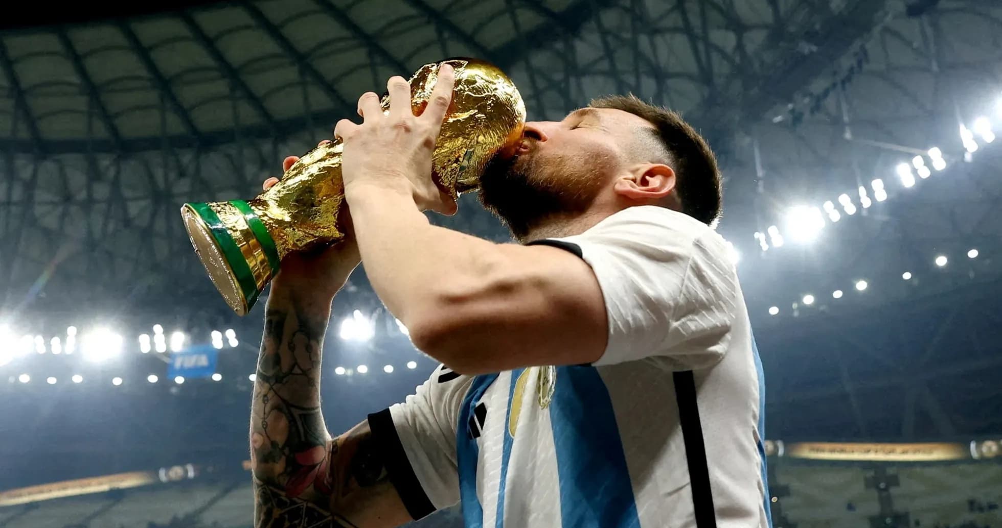 Jugador besando el trofeo de la Copa del Mundo