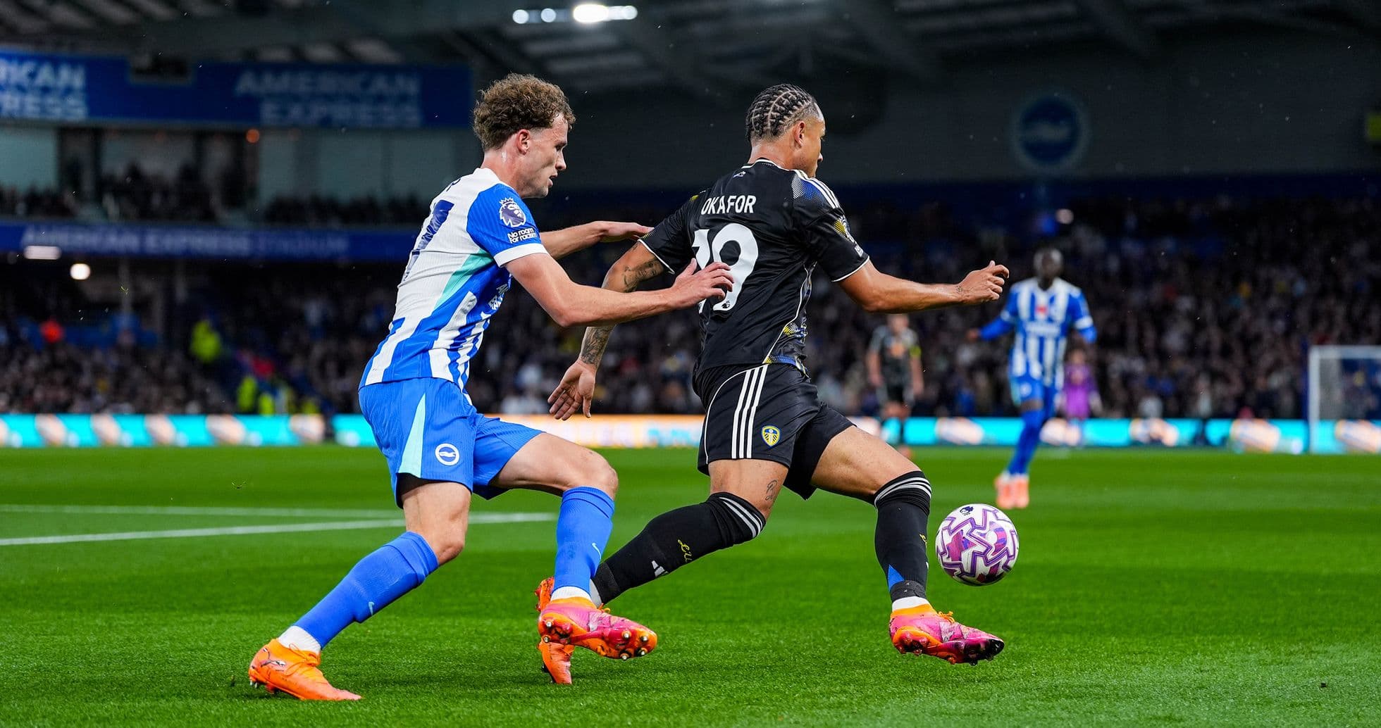 Jugador de Leeds esquivando a defensor de Brighton