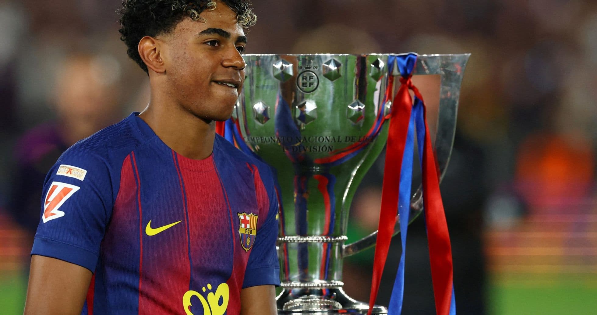 Jugador de Barcelona junto a trofeo de campeonato