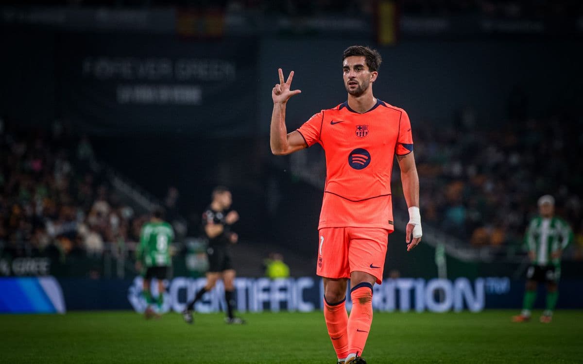 Jugador del Barcelona señalando durante el partido
