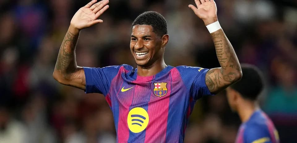 Jugador de Barcelona celebrando con las manos arriba