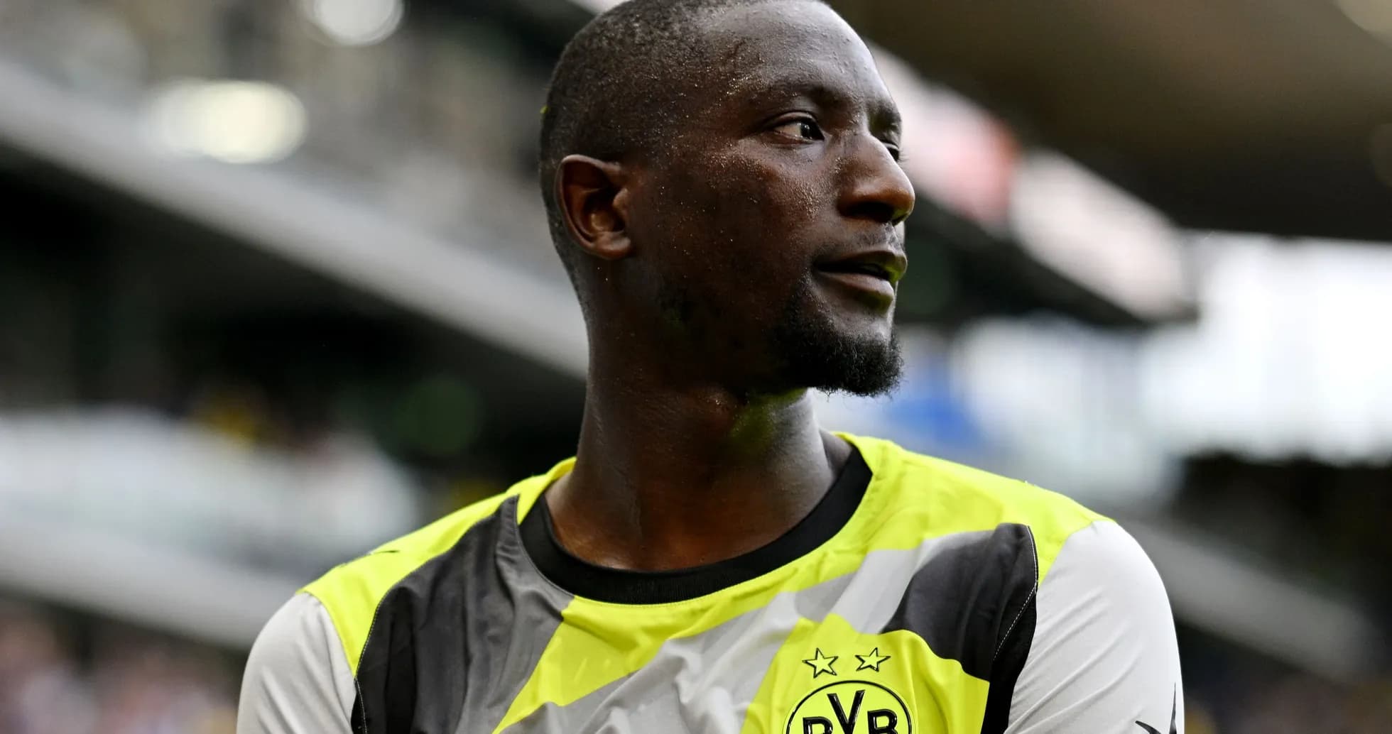 Jugador de Borussia Dortmund en uniforme amarillo y gris
