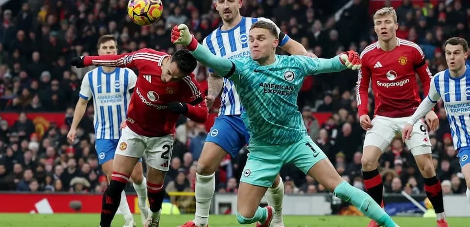 Jugador de Manchester United intenta marcar gol