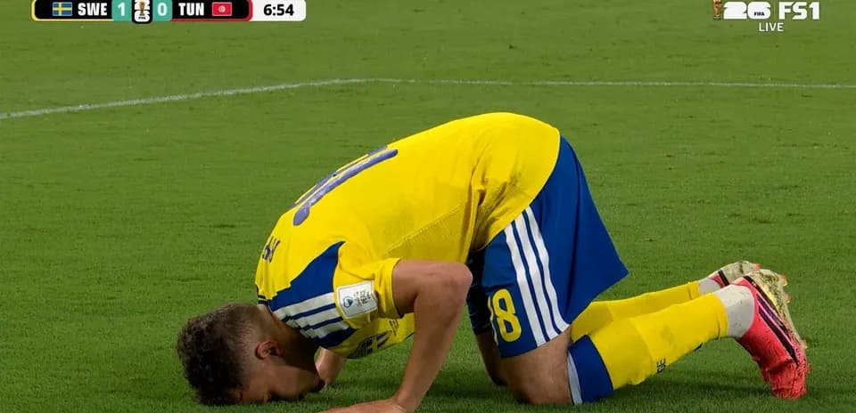 Jugador sueco celebrando durante el partido