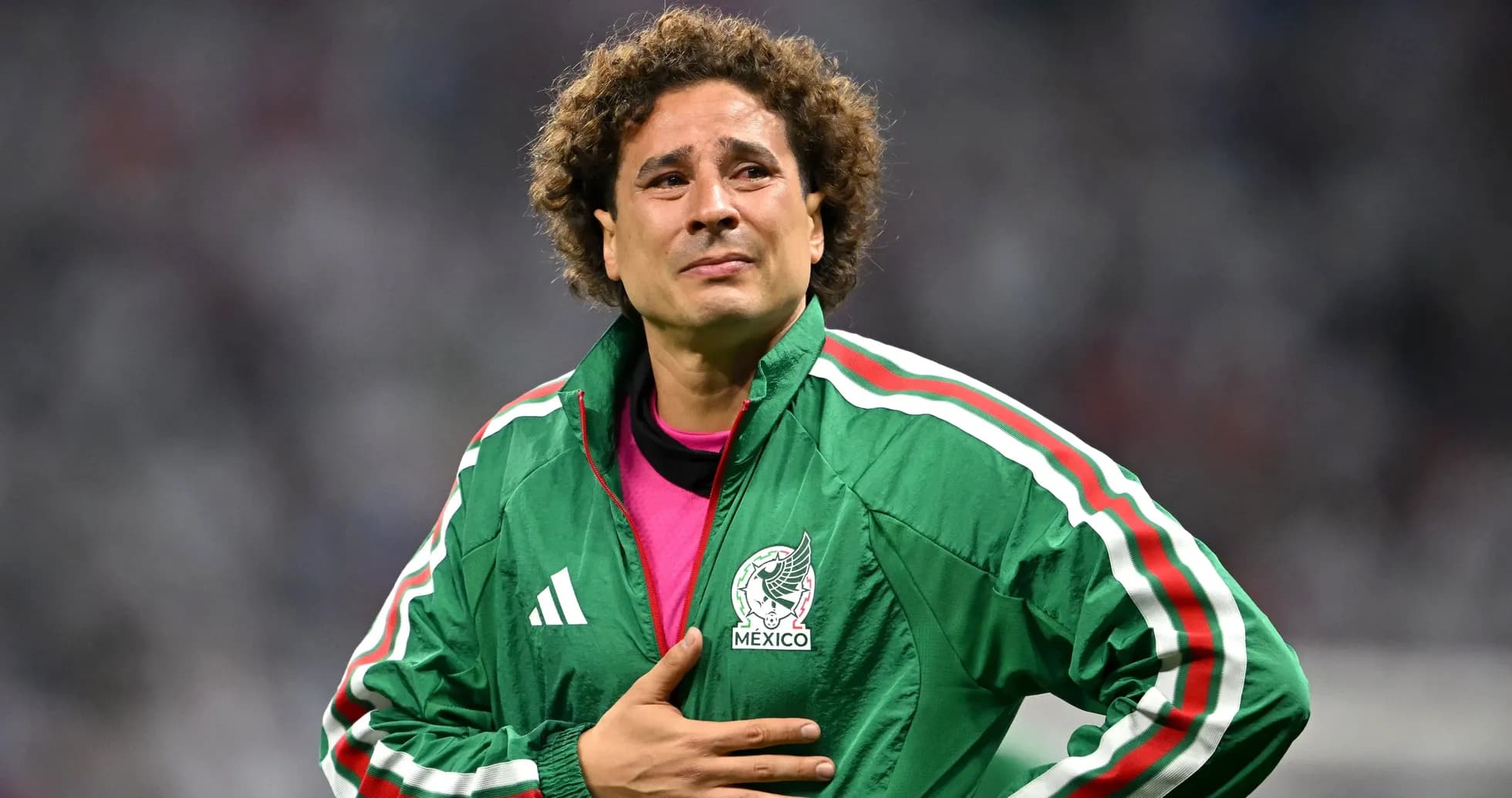 Portero mexicano con chaqueta en el campo