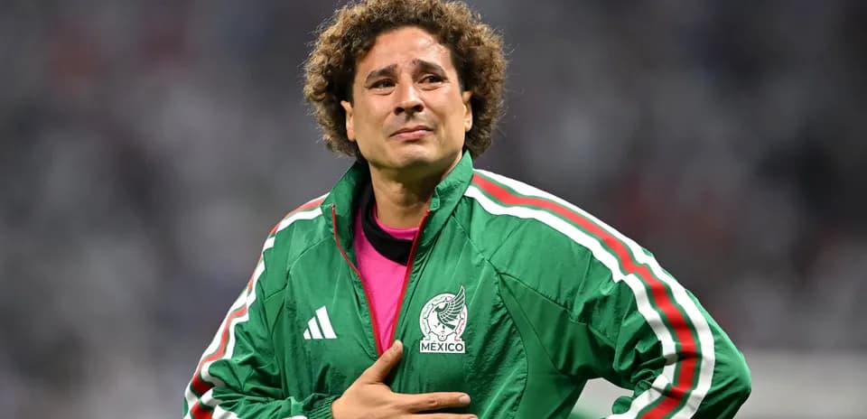 Portero mexicano con chaqueta en el campo