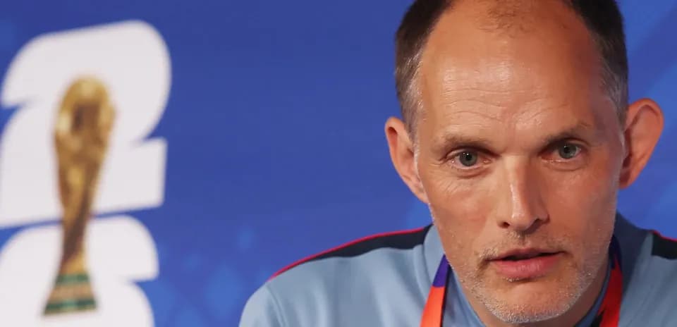 Entrenador hablando en conferencia de prensa de FIFA
