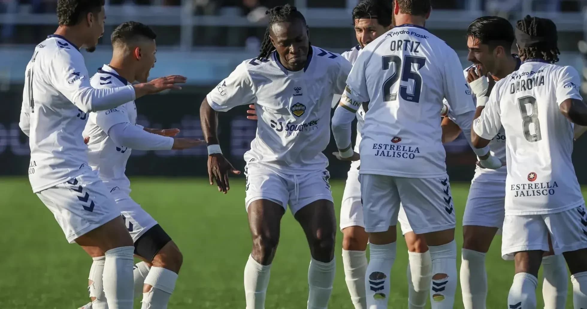 Jugadores celebrando un gol en el partido