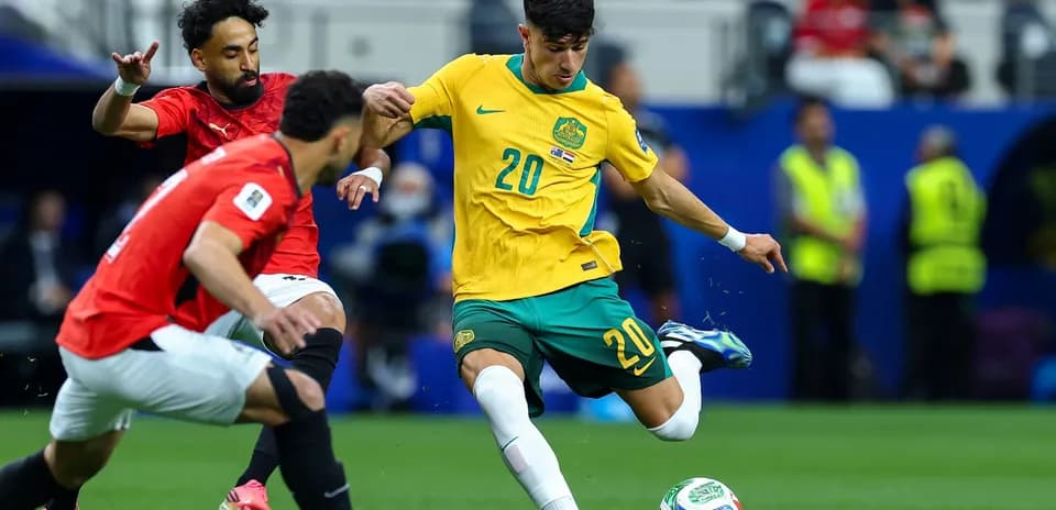 Jugador australiano chutando el balón contra Egipto
