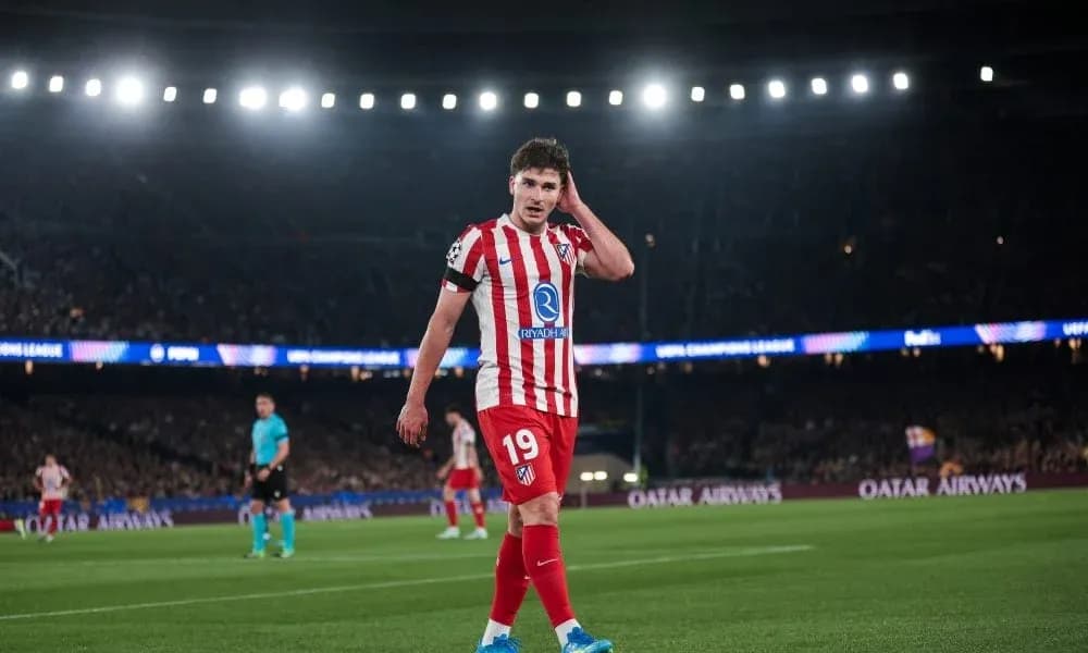 Jugador de Atlético de Madrid en el campo durante partido