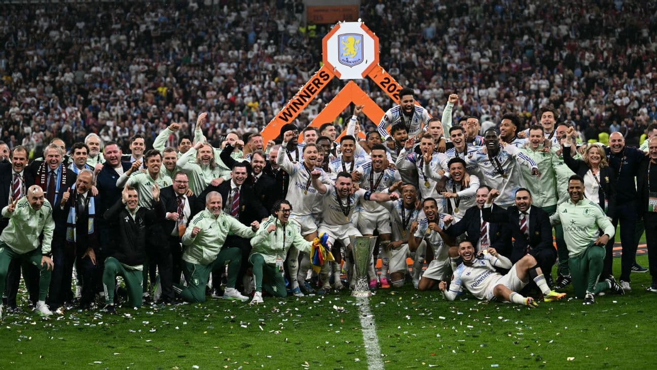 Equipo celebrando la victoria con trofeo en el campo