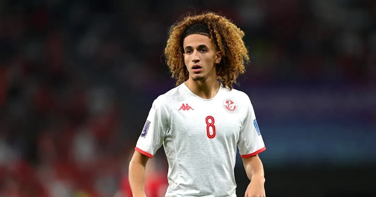 Jugador de Túnez caminando en el campo de fútbol