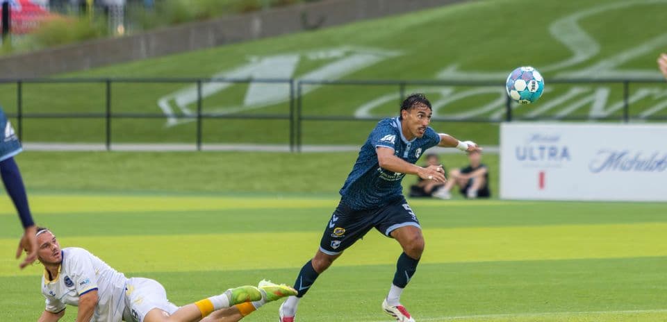 Jugador de Naples persigue el balón en el campo