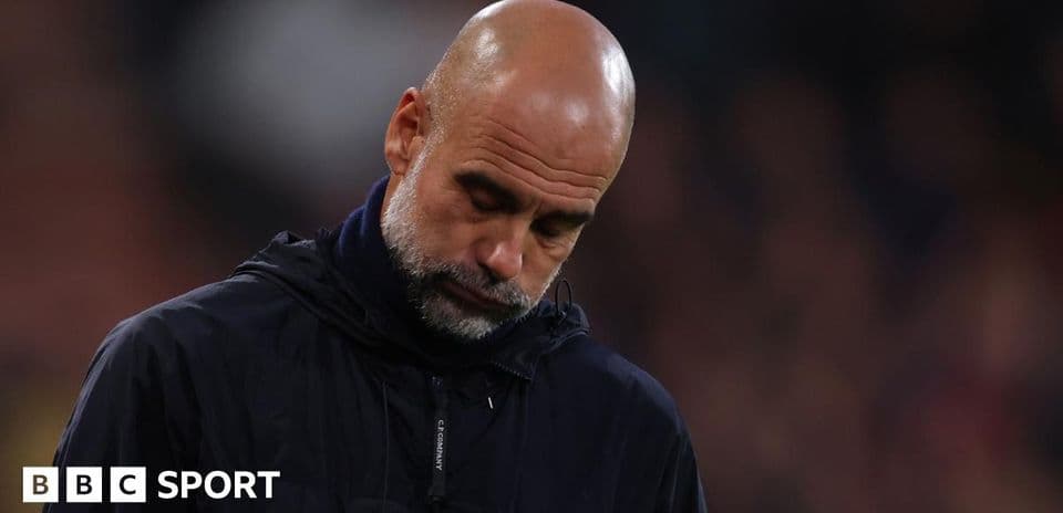 Entrenador con mirada pensativa en el campo
