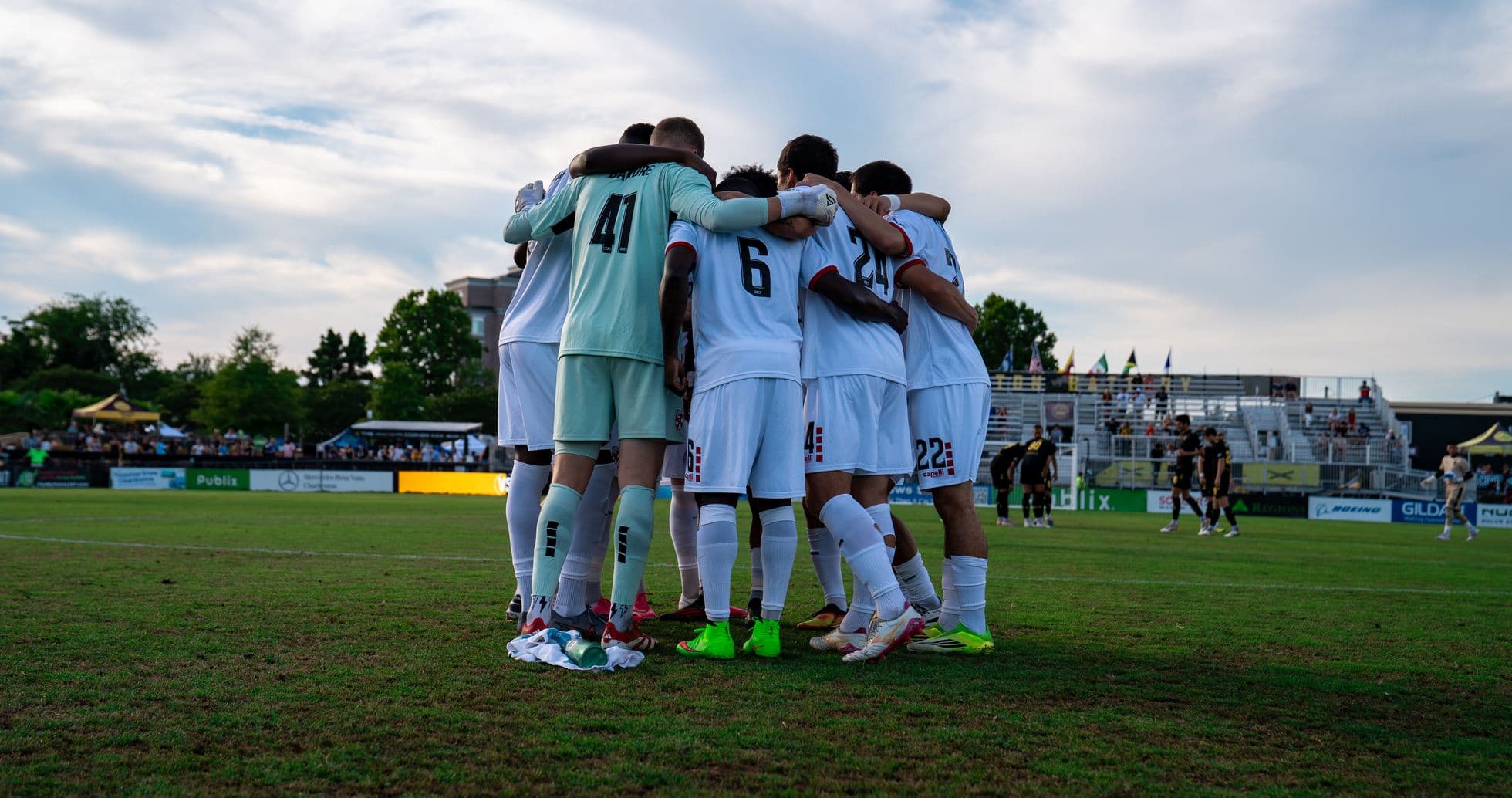 Jugadores de Charleston Battery en círculo