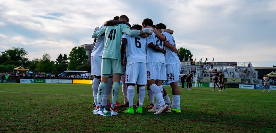 Jugadores de Charleston Battery en círculo