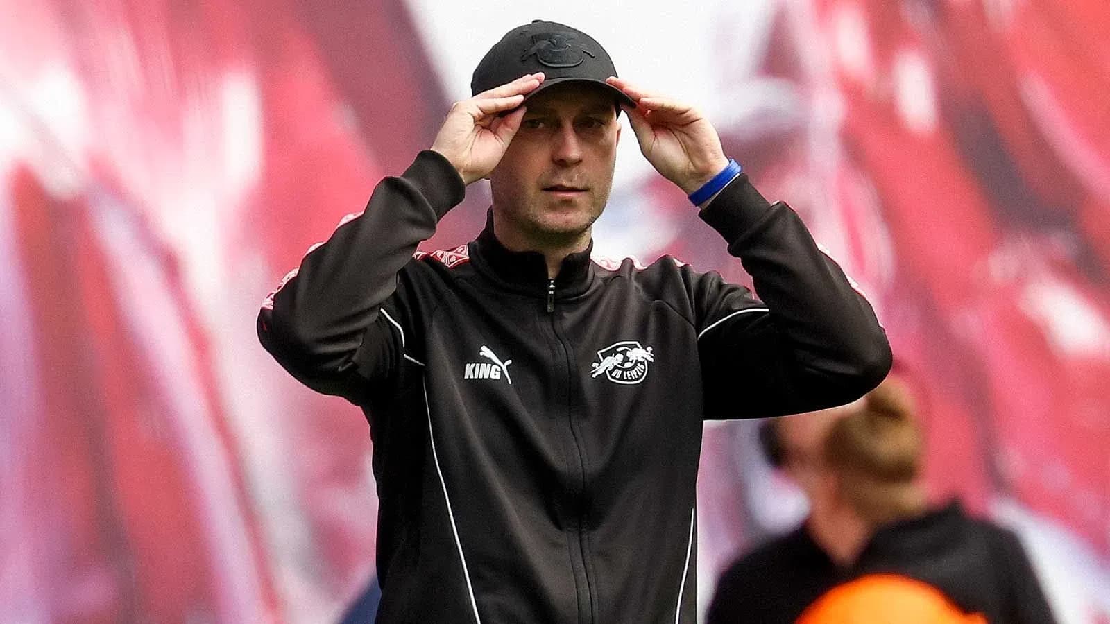 Entrenador ajustando su gorra en el campo