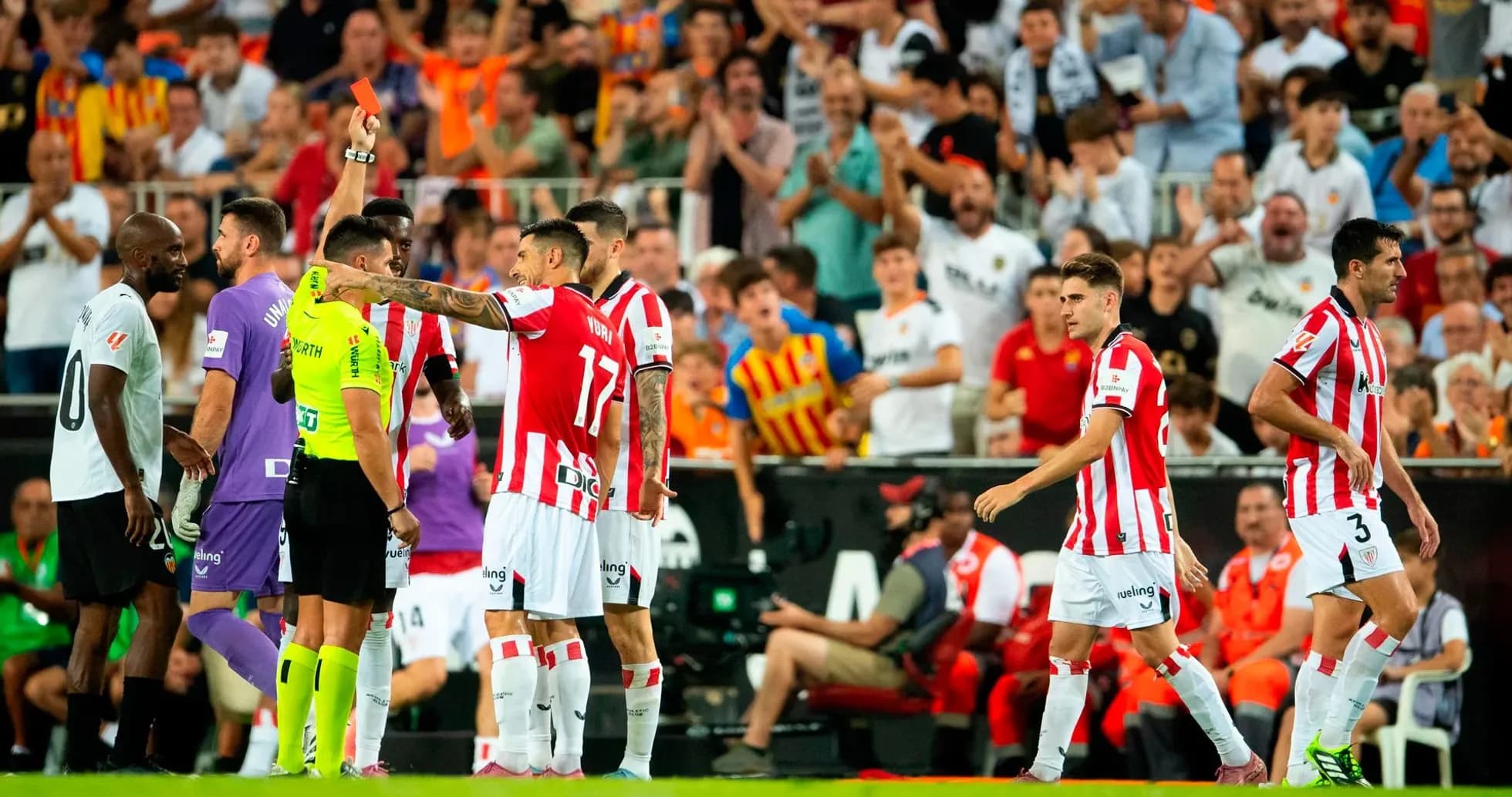 Jugadores de Athletic Club reciben tarjeta roja