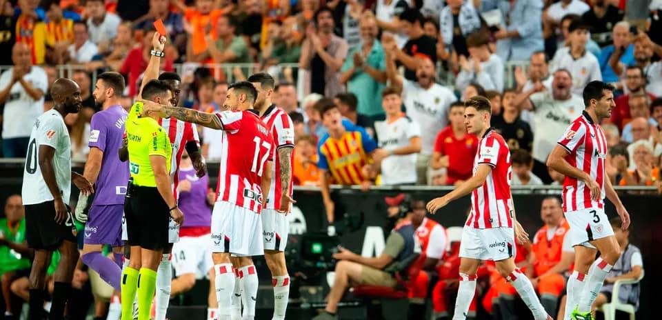 Jugadores de Athletic Club reciben tarjeta roja