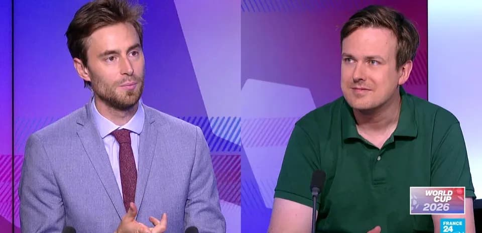 Dos presentadores discutiendo sobre la Copa Mundial 2026