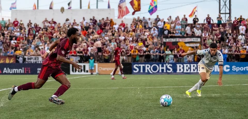 Jugadores de Detroit City compitiendo por el balón