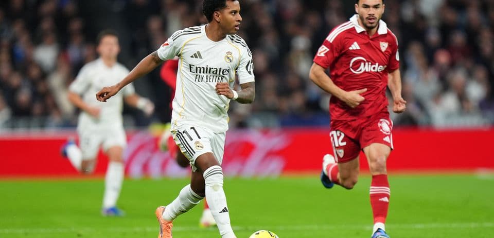 Jugador de Real Madrid en acción contra Sevilla