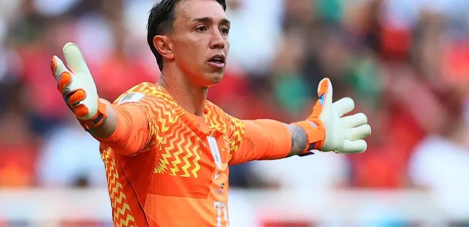 Portero señalando durante el partido de fútbol