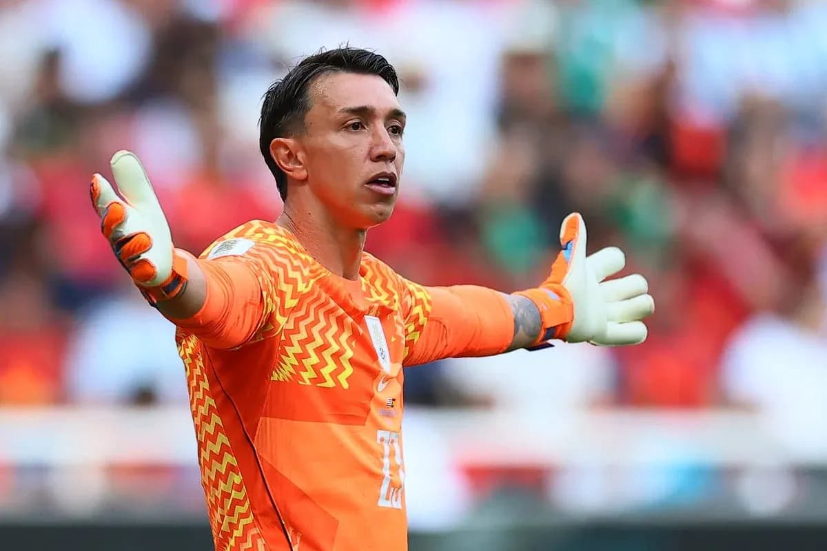Portero señalando durante el partido de fútbol
