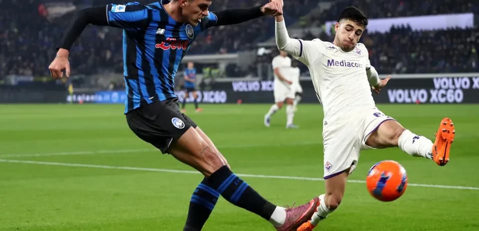 Un jugador de Fiorentina y Atalanta luchando por el balón