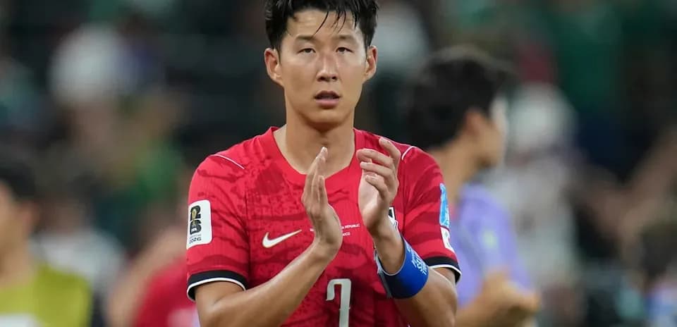 Jugador aplaudiendo después del partido con camiseta roja