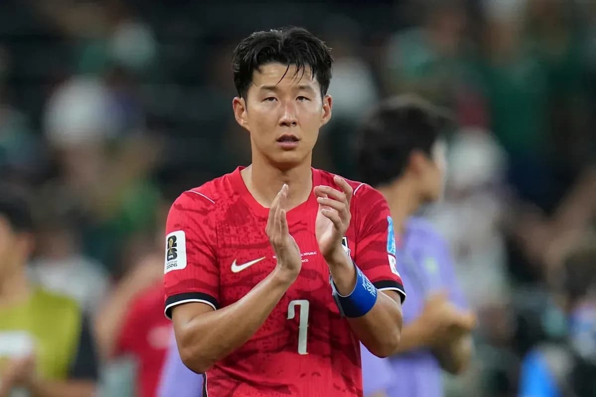 Jugador aplaudiendo después del partido con camiseta roja