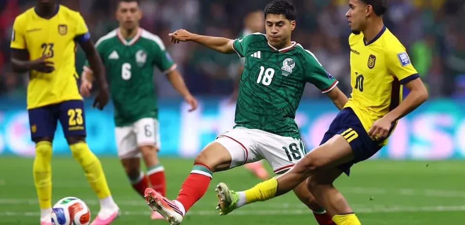 Jugador mexicano compitiendo por el balón