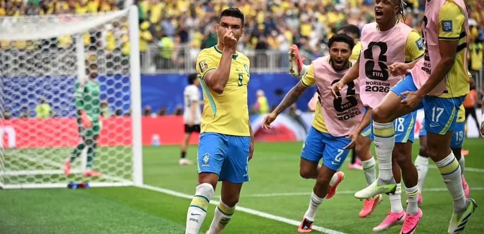 Jugadores de Brasil celebrando un gol en la Copa Mundial