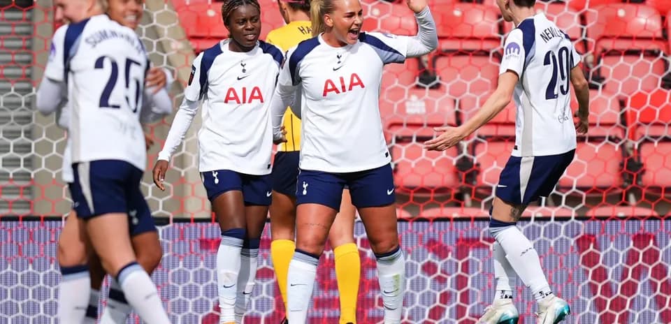 Jugadoras del Tottenham celebrando un gol