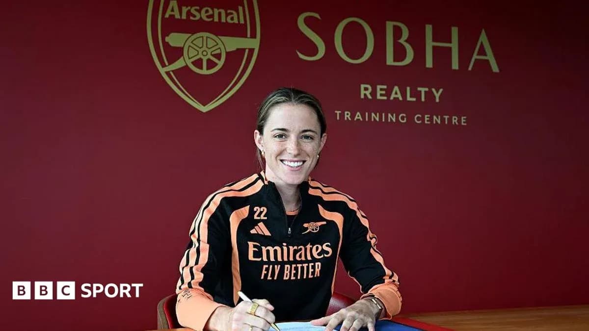Jugadora firmando contrato en centro de entrenamiento Arsenal