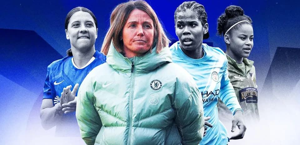 Cuatro futbolistas y una entrenadora en fondo azul