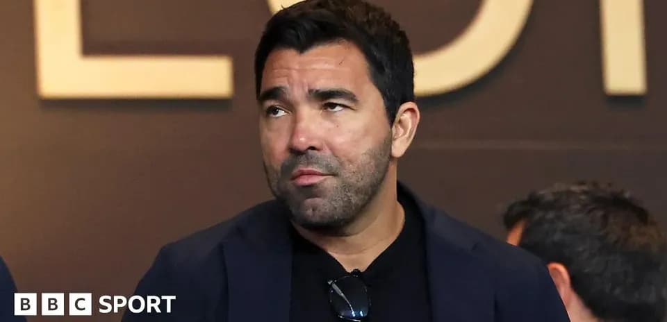 Hombre en un evento deportivo con mirada pensativa