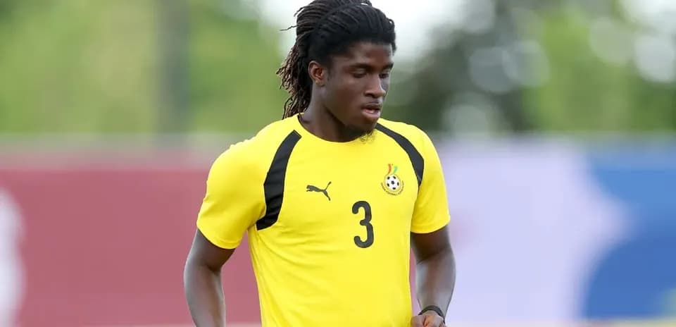Jugador de fútbol entrenando con camiseta amarilla de Ghana