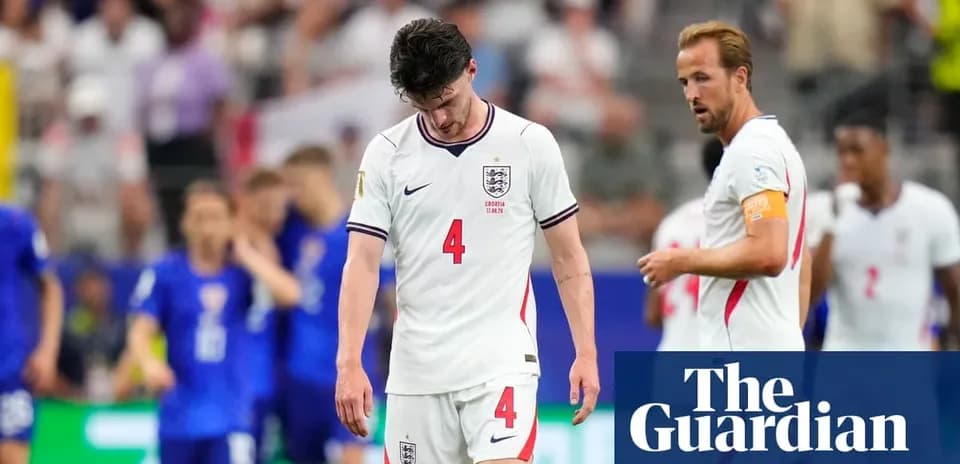 Jugadores de Inglaterra caminando tras perder un partido