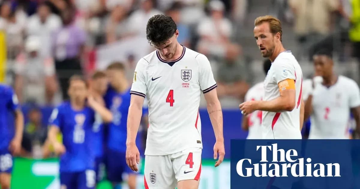 Jugadores de Inglaterra caminando tras perder un partido