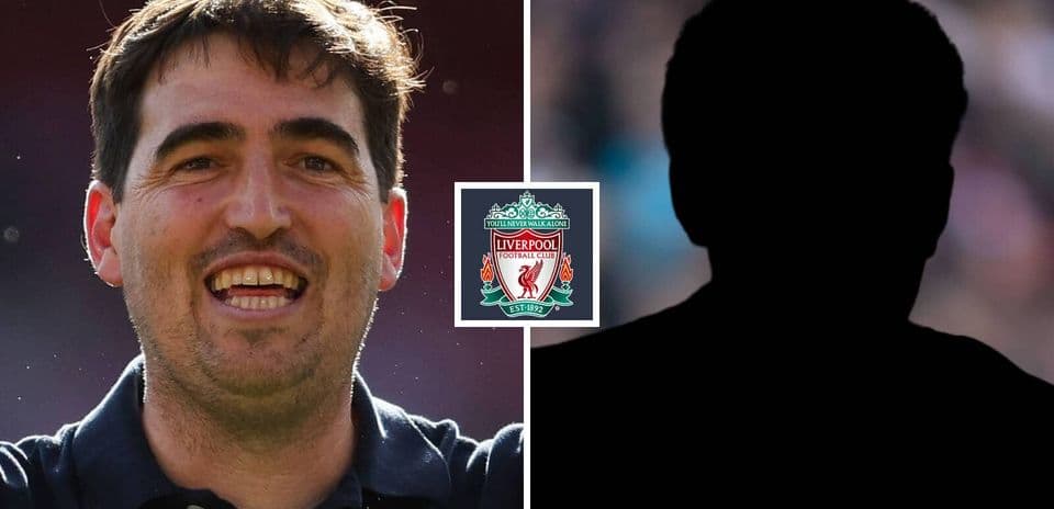 Entrenador sonriendo con logotipo de Liverpool